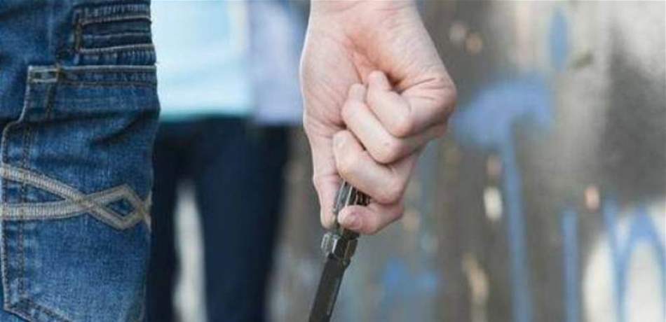 طعنه بسكين في عين الذهب
