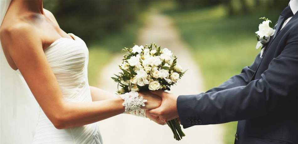 مذيعة شهيرة تخطف الانظار بحفل زفافها.. ارتدت فستاناً مطرزاً ووضعت تاجاً! 