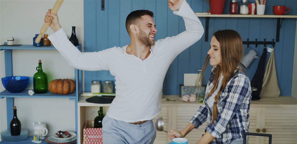 السخرية في العلاقة الصحية بين الشريكين.. ما هو دورها؟