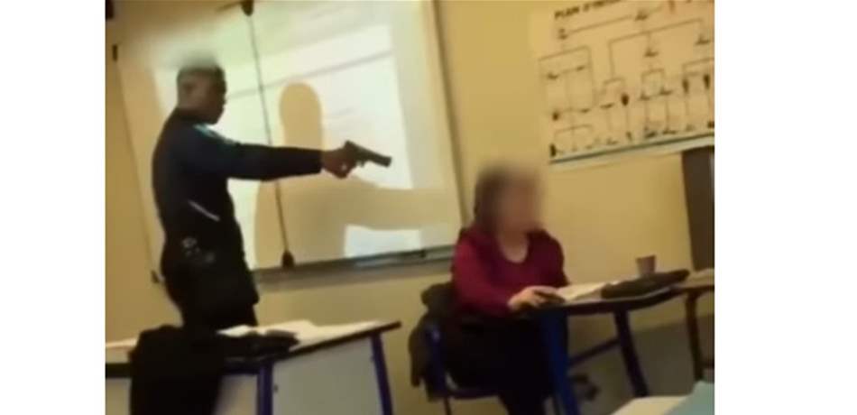 لتبرير غيابه.. طالب يشهر مسدساً بوجه مدرِّسته وماكرون يتحرّك! (فيديو)