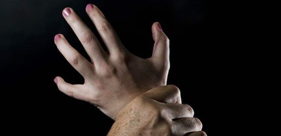في بلد عربي: اغتصب فتاة وسرقها.. وصديقه صوّر الجريمة