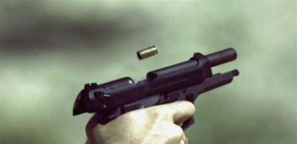 أطلق النار على طليقته فأصابها بقدميها وبطنها
