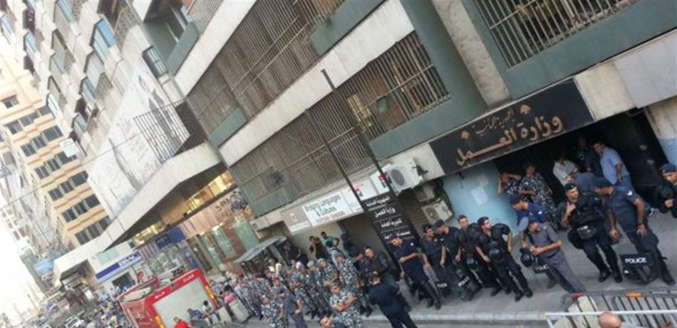 حرف يفرّق "العمل" عن "العدل".. واللعب على حدّ السكين مستمر! 