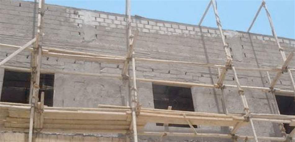 في بئر حسن.. وقع في غيبوبة جراء سقوطه عن سقالة