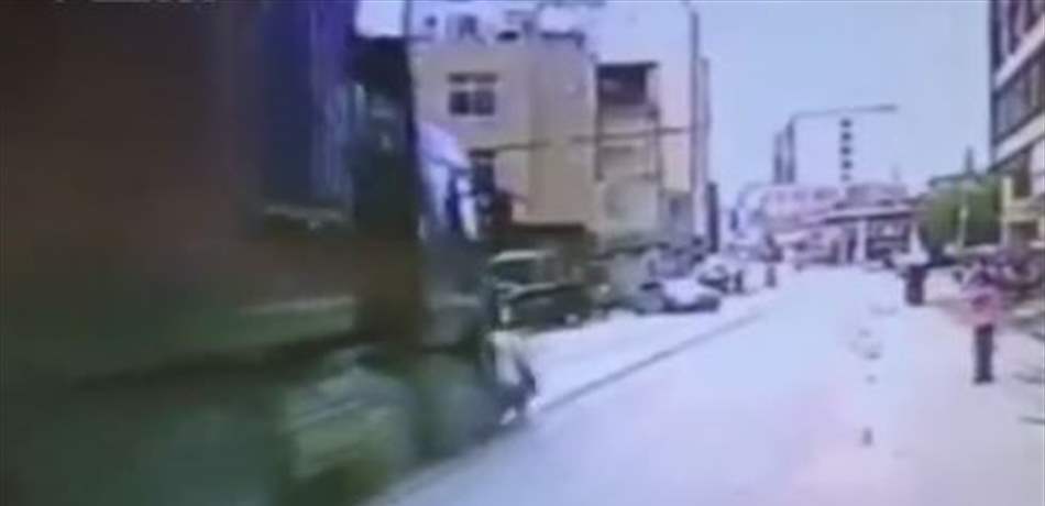 نجا بأعجوبة من الموت تحت عجلات شاحنة ضخمة! (فيديو) 