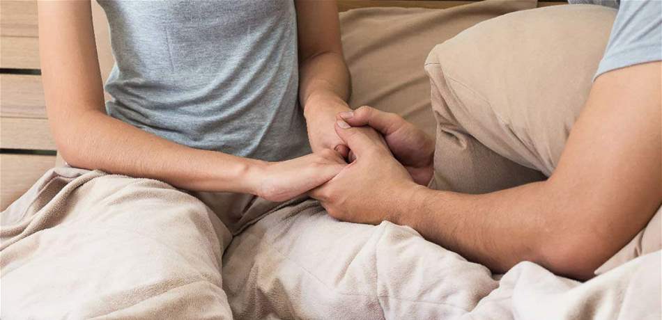  أم تسأل: هل تسترق ابنتي النظر إلى علاقتنا أنا ووالدها؟