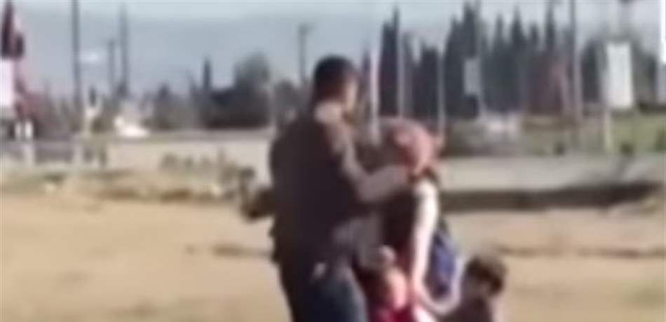 حادثة مروّعة.. رجلٌ يعتدي بالضرب على زوجته أمام أطفالهما! (فيديو)