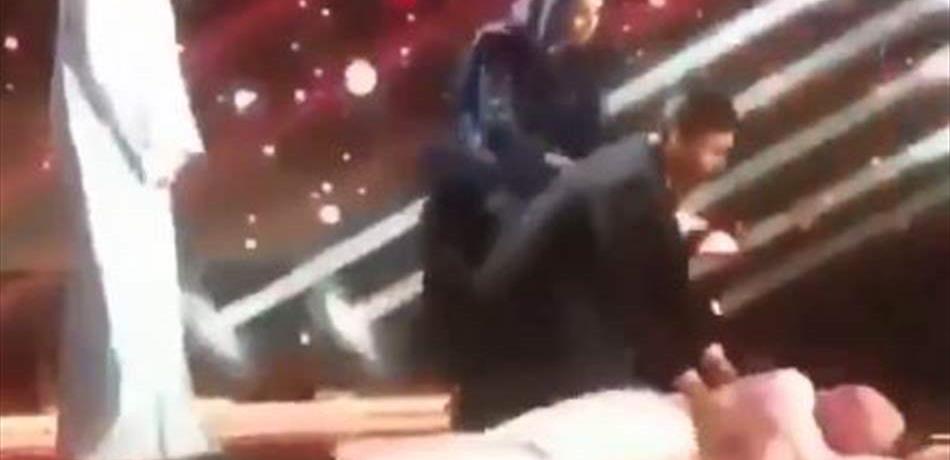 شاهد.. متسابق سعودي يفقد الوعي على المسرح فور إعلان خسارته (فيديو)