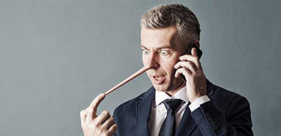 علامات تفضح كذبه.. راقبي حركات جسده جيداً! 