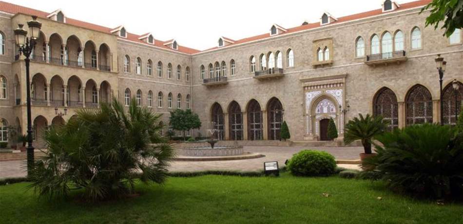 الحريري باقٍ في باريس