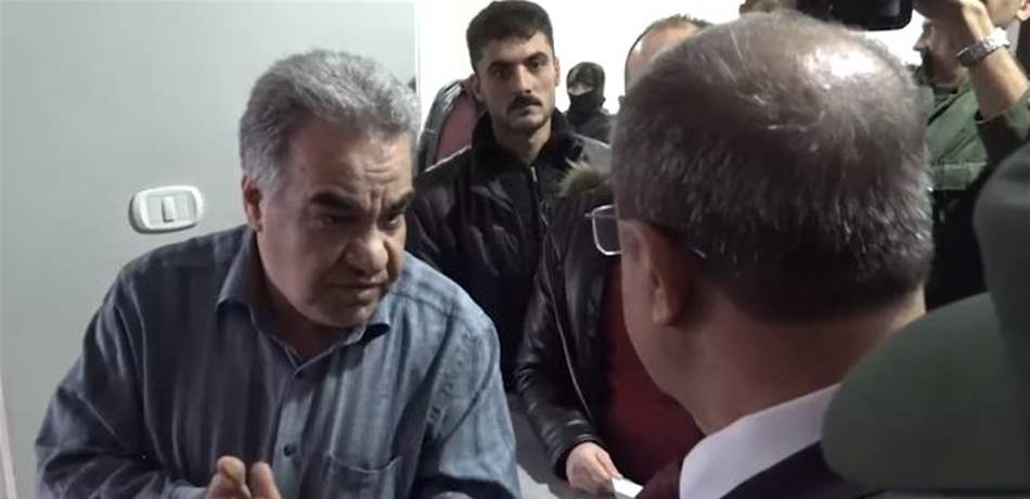 وزير الداخلية السوري يضبط موظّفاً يرتشي.. ويحيله إلى القضاء! (فيديو) 
