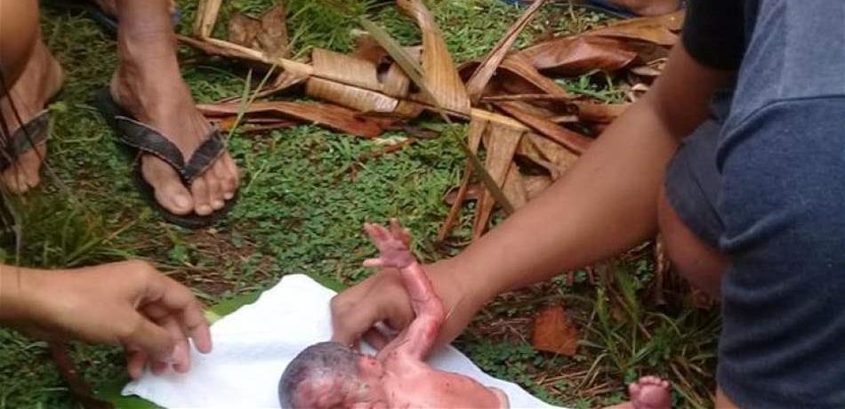 أمٌّ تتجرّد من أمومتها.. رَمَتْ طفلتَيْها في الطّريق وماتت إحداهما! 