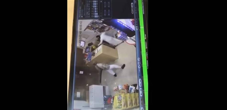 اقتحما محلّه لسرقته.. فلقّنهما درساً قاسياً! (فيديو) 
