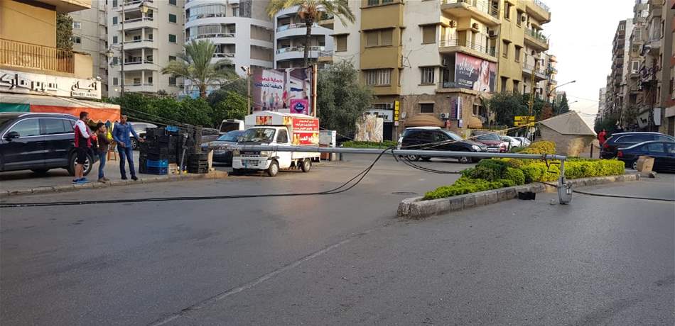عمود إنارة يقطع طريقاً في طرابلس.. و"كهرباء قاديشا": لانتظار بدء الدوام! (صورة) 