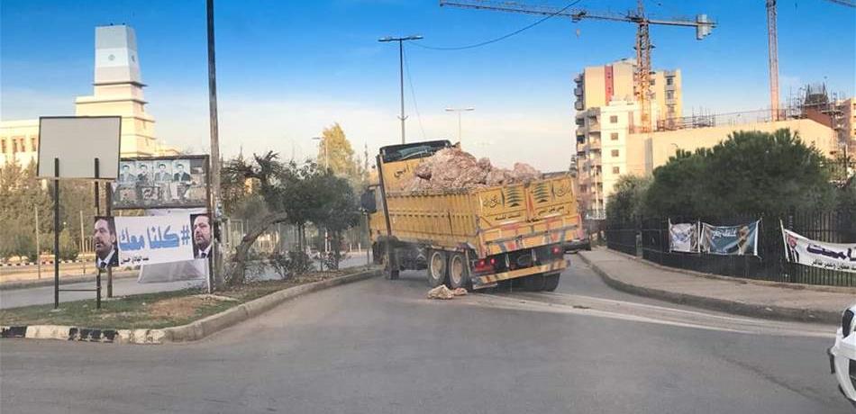شاحنة معطّلة تقطع طريق نزلة المنار في طرابلس! (صورة) 