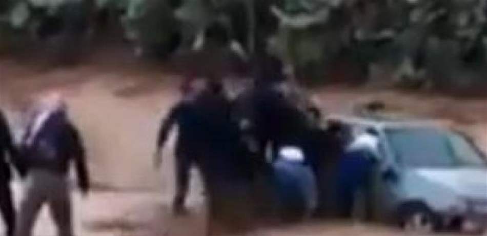 طفلة أردنية عالقة داخل سيارة غمرتها السيول.. شاهدوا كيف تمّ إنقاذها 