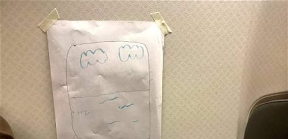 طلب الجلوس قرب النافذة.. فرسمت له المضيفة واحدة