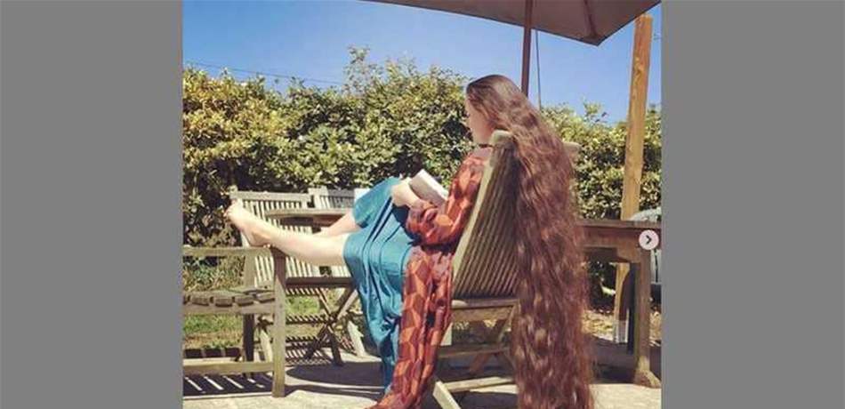 شعرها يصل إلى الأرض ولم تغسله منذ 20 عاما (صور)