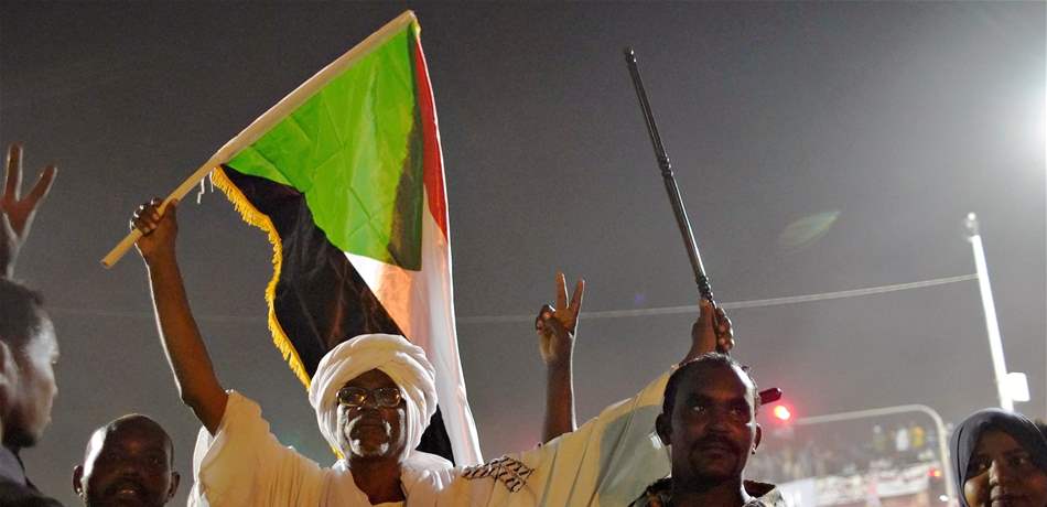 السودانيون يحتفلون: "سقطت سقطت.. انتصرنا" (صور)