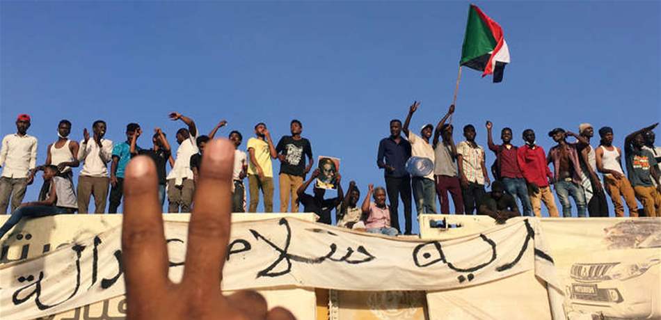  المحتجون السودانيون يرفضون "البيان الانقلابي" للجيش: الاعتصامات مستمرة