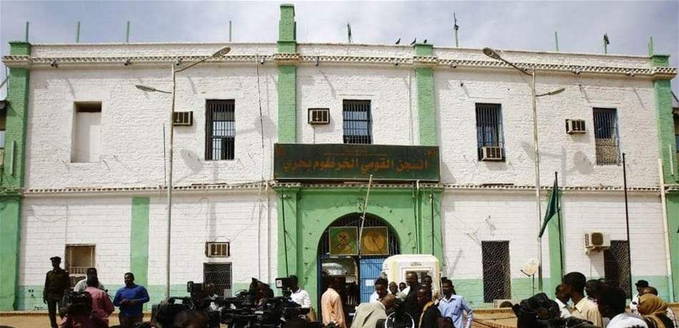 تكييف وتلفزيون.. تفاصيل مثيرة تُكشف عن زنزانة عمر البشير!