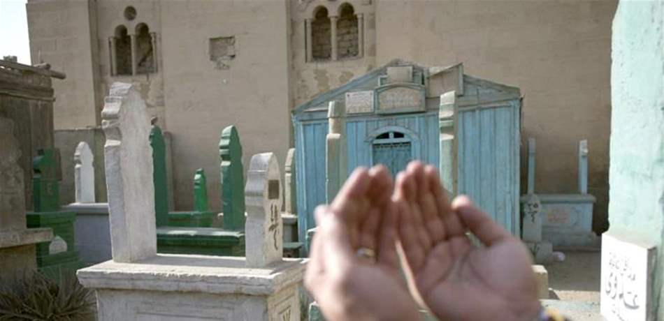 صدمة من العيار الثقيل.. مصرية تعود إلى الحياة بعد دفنها بيوم واحد