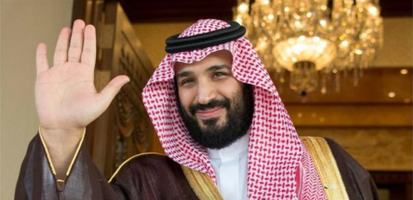فتاة سعودية تحضن بن سلمان وتشعل "تويتر".. لهذا السبب فعلتها! 