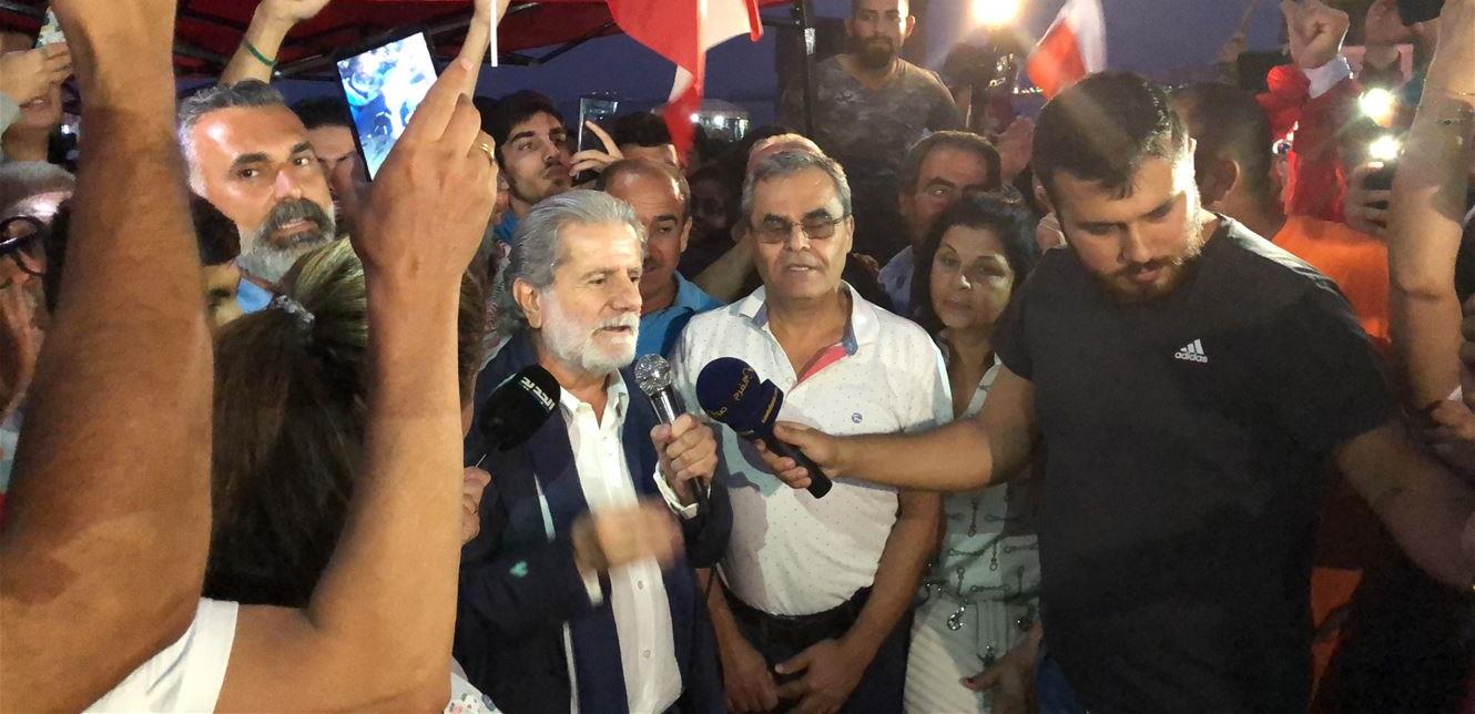 مارسيل خليفة يزور ساحات الإحتجاج