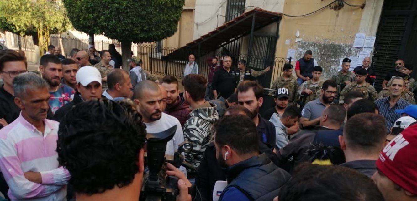 إغلاق مداخل عدد من المرافق العامّة والمصارف في طرابلس
