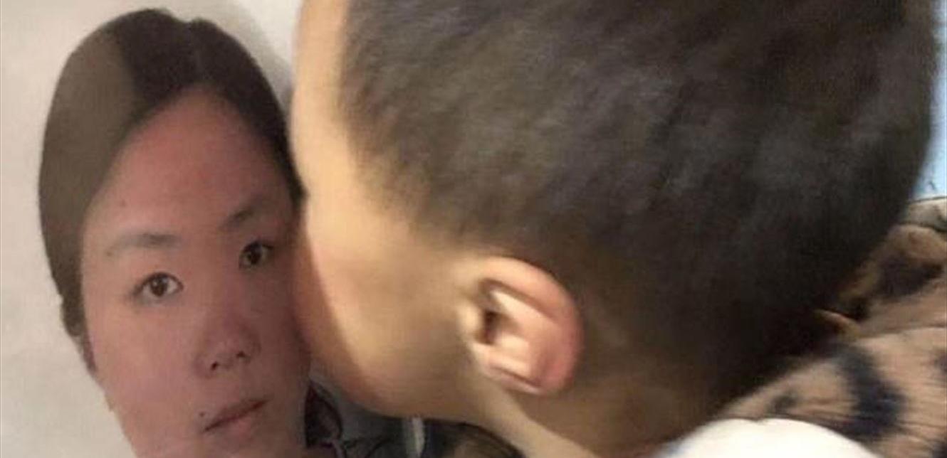 مشهد مؤثّر لطفل في جنازة والدته.. توفّيت وهي تحارب "كورونا"! 