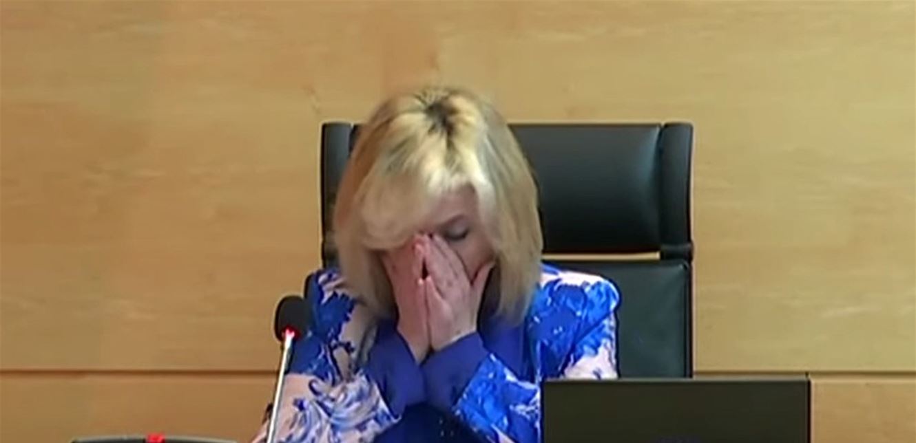 مشهدٌ مؤثّر.. مسؤولة صحية تجهش بالبكاء بسبب "كورونا"!  