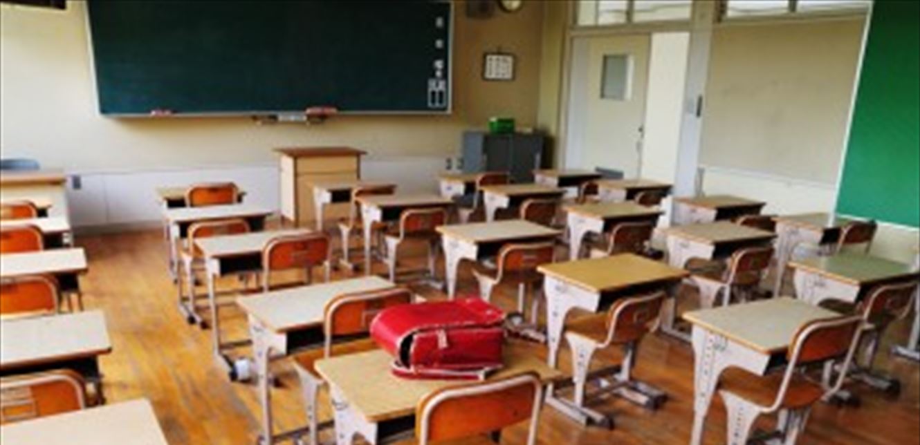 مدير مدرسة برسالة للأهالي: "يلي ما بدو يسجل أولادو ستين عمرو" (فيديو) 