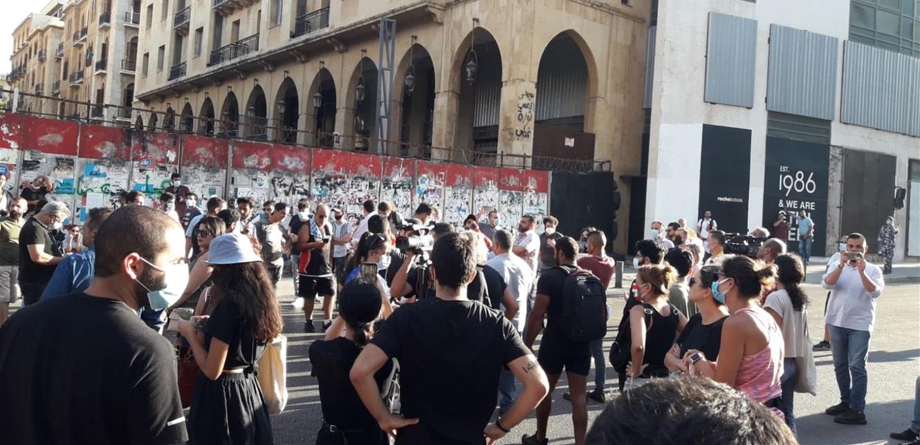 تزامناً مع مسيرة أهالي شهداء انفجار المرفأ.. اعتصام حاشد في وسط بيروت