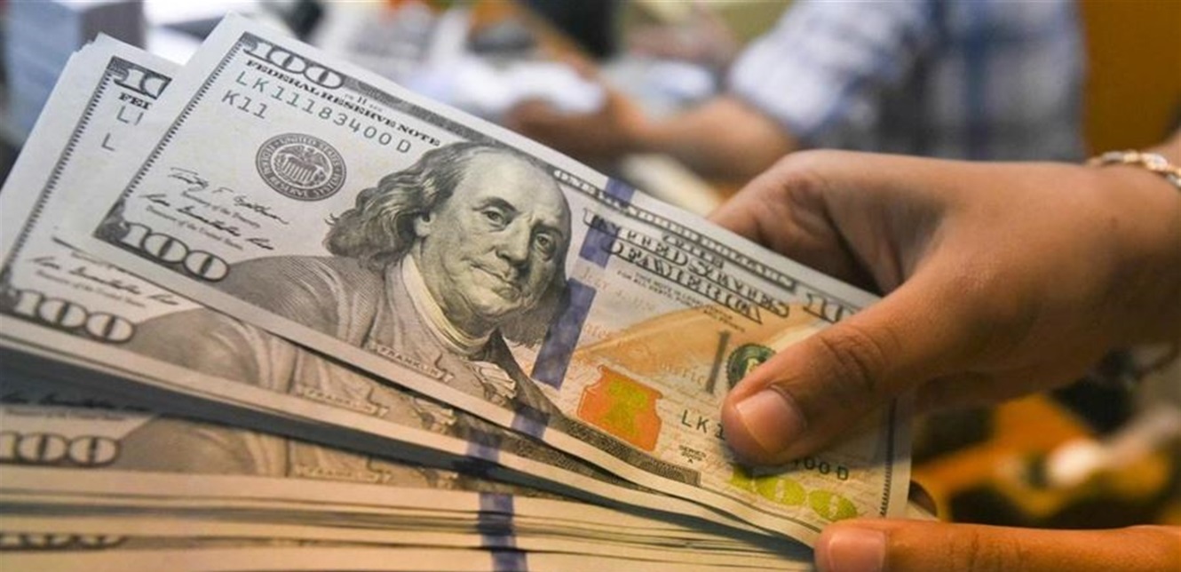 انخفاض الدولار قد يتحقق بسبب خطوة.. ما يحصلُ "مُبشّر بالخير"