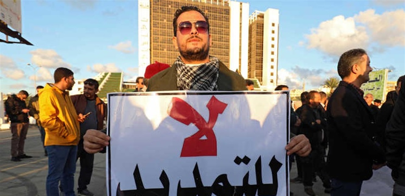 مئات الليبيين يحتجون على تأجيل انتخابات الرئاسة