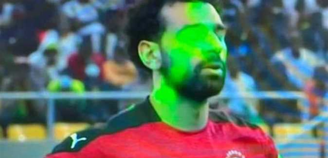 تصويب "الليزر" على محمد صلاح في مباراة السنغال "تسبب له بعمى مؤقت"... إليكم التفاصيل