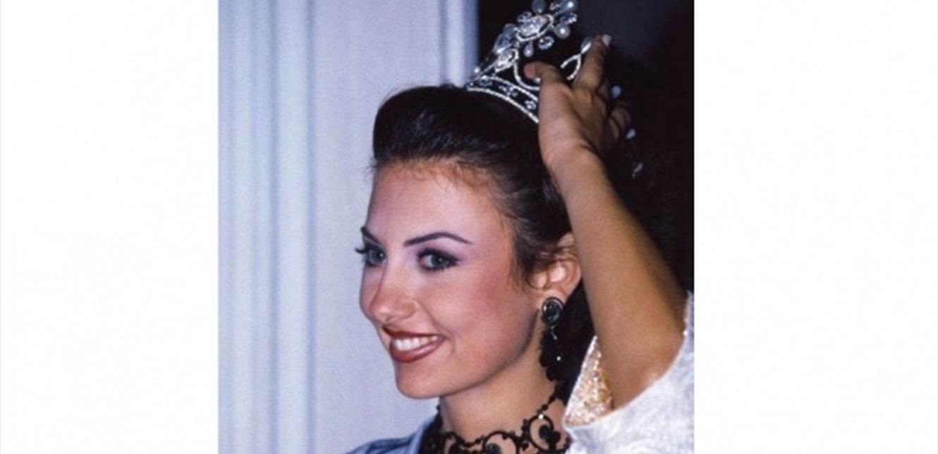 انتقلت إلى الغناء.. شاهدوا كيف أصبحت ملكة جمال لبنان 1998 بعد 23 سنة على انتخابها (صور)