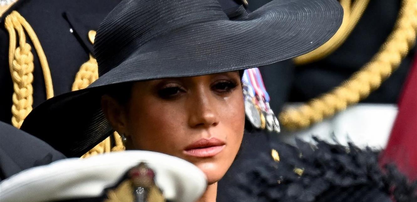 بالصورة.. ميغان ماركل تذرف الدموع في جنازة الملكة إليزابيث