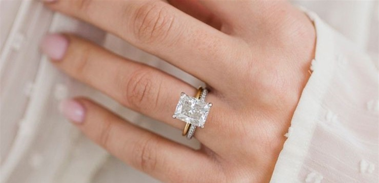الإعلامية الشهيرة تحتفل بخطوبتها.. من هو عريسها؟