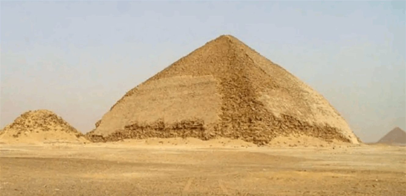 بلبلة في مصر.. هل تساقطت أحجار الهرم المنحني أثناء أعمال صيانة؟ 