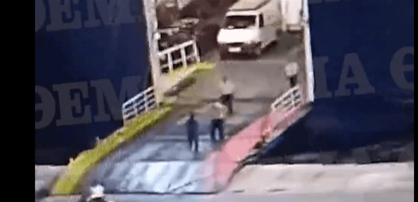 حادث مروع.. دفعه طاقم العبارة فابتلعته المياه وفيديو يوثق