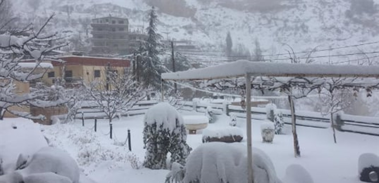 لبنان سيمرّ بفترة صعبة وحرجة.. الأب إيلي خنيصر يُوجّه تحذيراً للمواطنين بسبب الطقس: يلي جايي كتير قوي