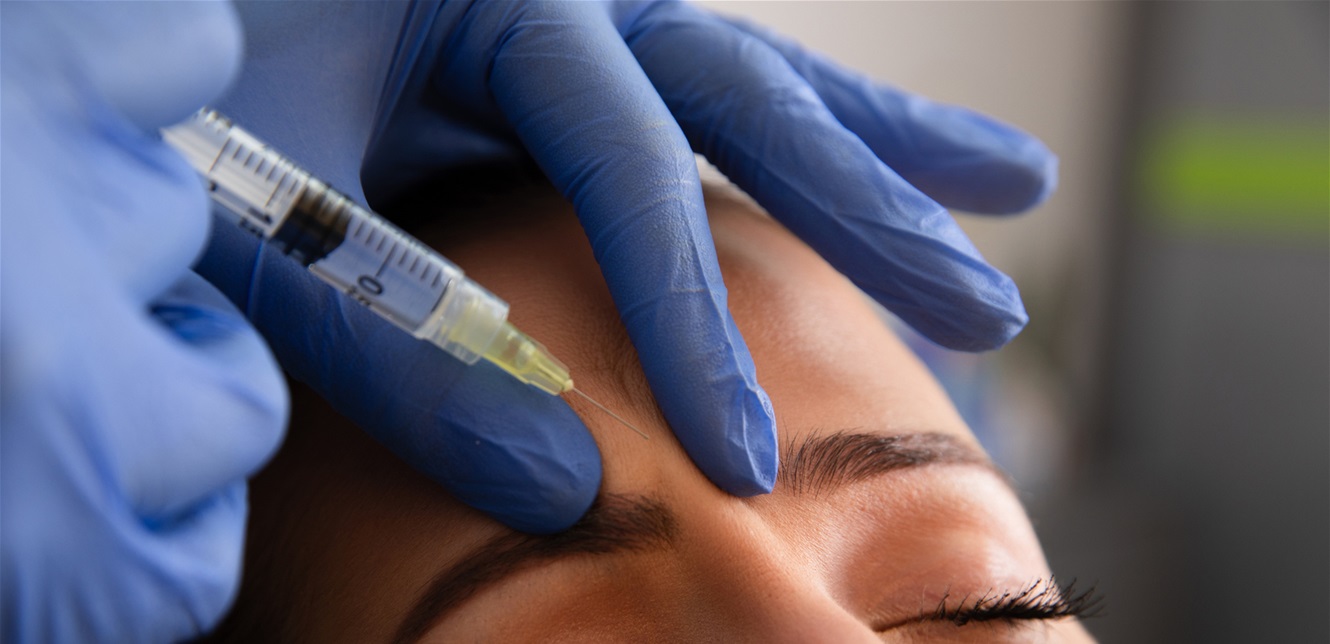 فضيحة بطلها طبيب تجميل معروف: وعدني أن يعطيني البوتوكس مقابل خدمات جنسية