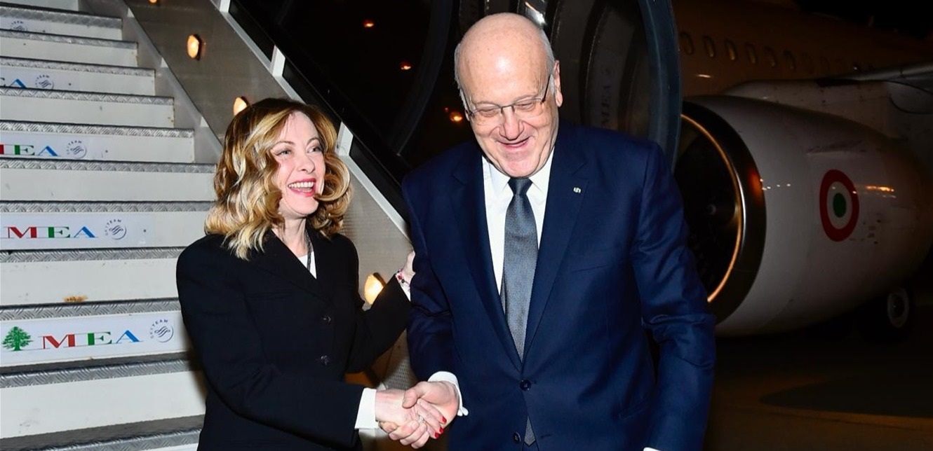 وصول رئيسة وزراء إيطاليا إلى المطار وميقاتي يستقبلها