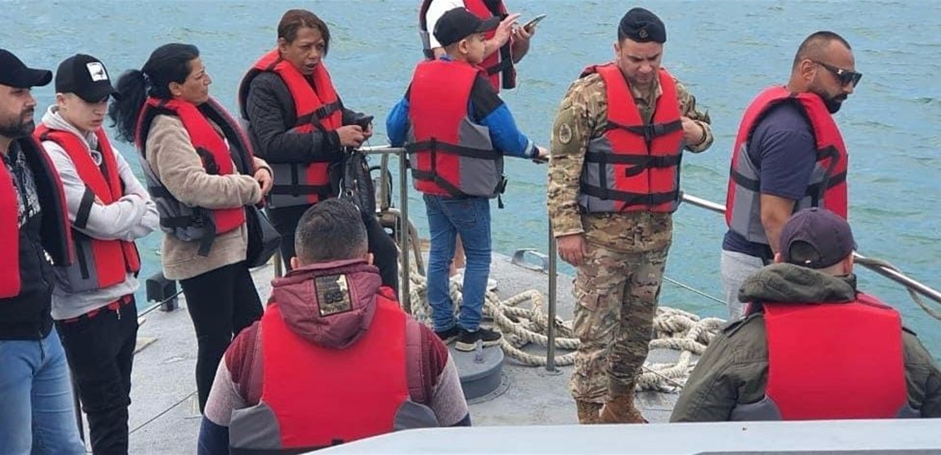برفقة الجيش.. أهالي ضحايا مركب الموت يتذكرون شهداءهم بالبحر وصور توثق المشهد
