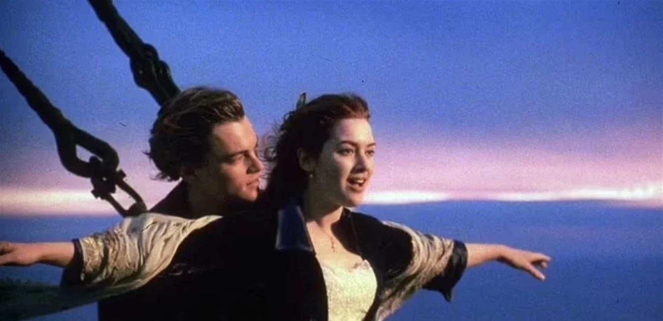 فارق الحياة وبجانبه ابنه.. وفاة نجم فيلم تيتانيك وعائلته تنعاه بحزن