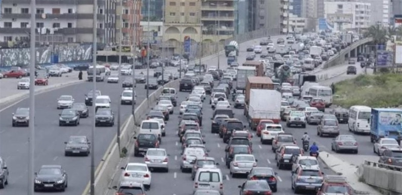 بسبب شاحنة مُعطلة.. حركة المرور كثيفة على اوتوستراد الضبية