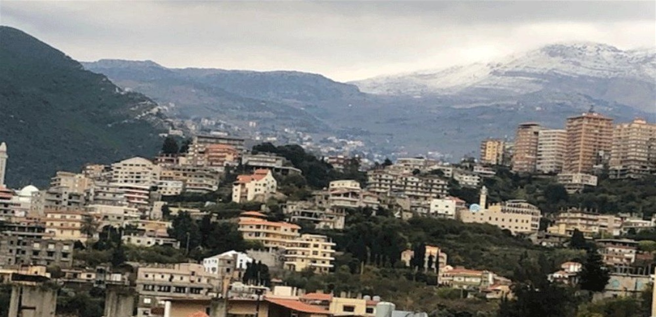 إشكال كبير وتحطيم سيارة في بخعون.. هذا ما عُلم عنه
