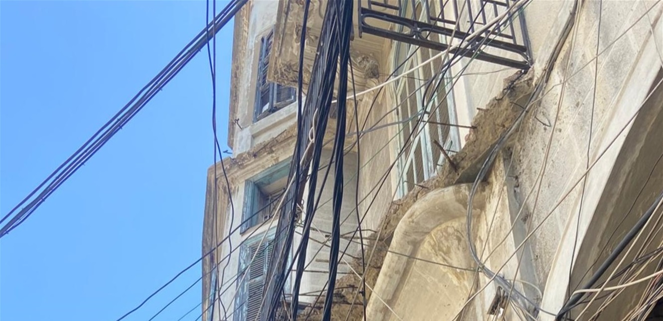 في طرابلس.. شرفة سقطت بسبب الهزة الأرضية (صورة)