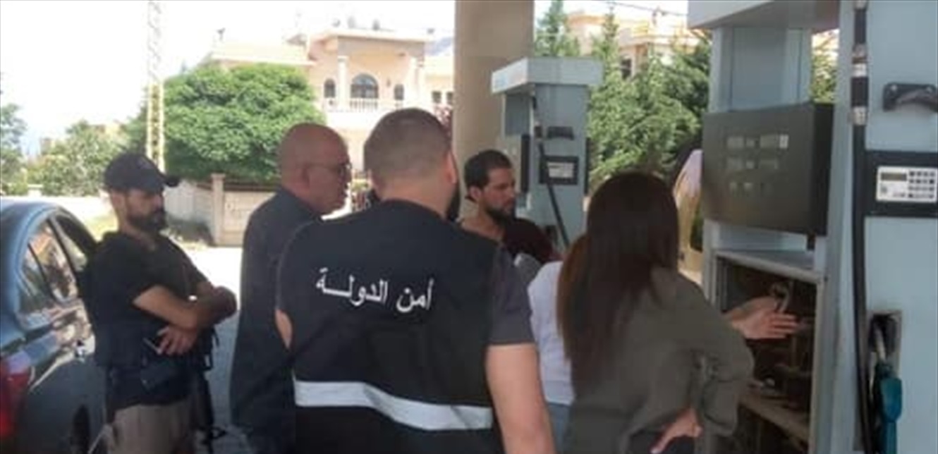 في الجنوب.. عناصر من أمن الدولة تقوم بمهمة تعبئة المحروقات